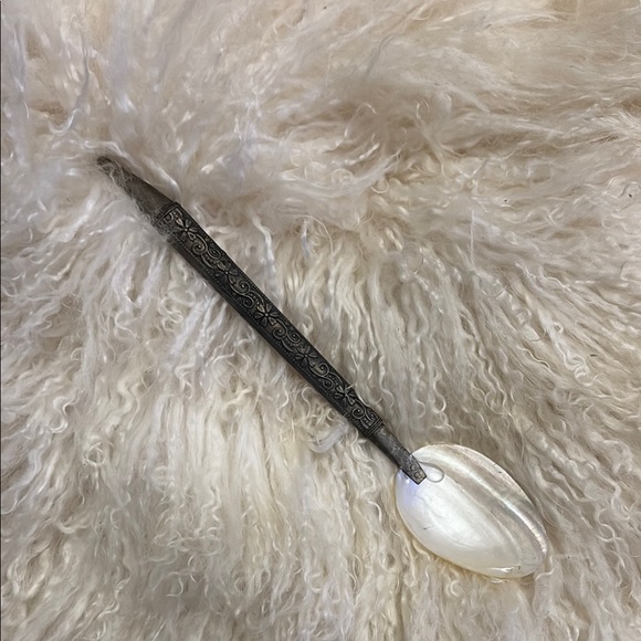Elegant Silver and Pearl Spoon - Picture 1 of 8